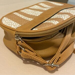 This is an amazing, brown and smooth purse, perfect for short and dainty trips!